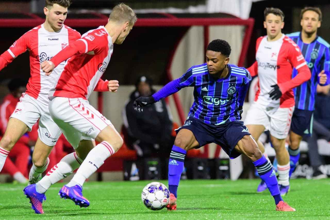 阿贾克斯击败曼联:暂时排名升高一位 阿贾克斯击败曼联:暂时排名升高一位