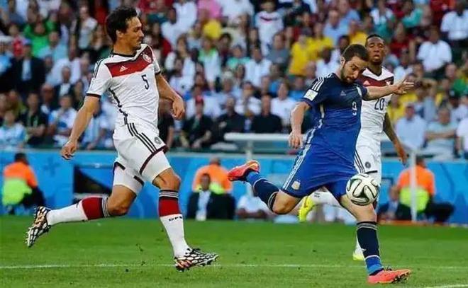 尤文图斯逼平多特蒙德:C罗传射伊瓜因破门 尤文图斯逼平多特蒙德:C罗传射伊瓜因破门