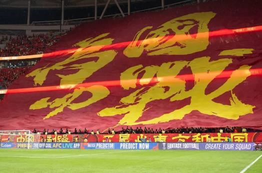 球队在关键比赛中取得战绩突破,引发球迷狂欢 球队在关键比赛中取得战绩突破,引发球迷狂欢