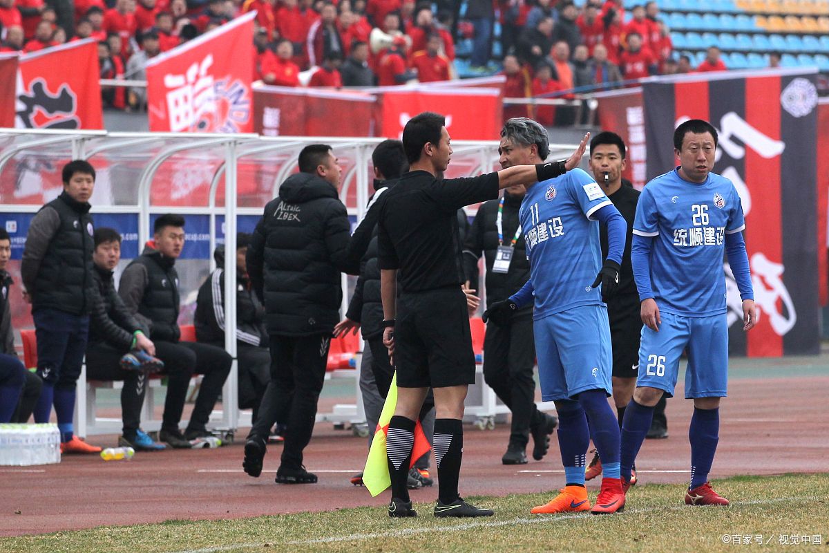 球员们的拼搏精神引发观众共鸣 球员们的拼搏精神引发观众共鸣