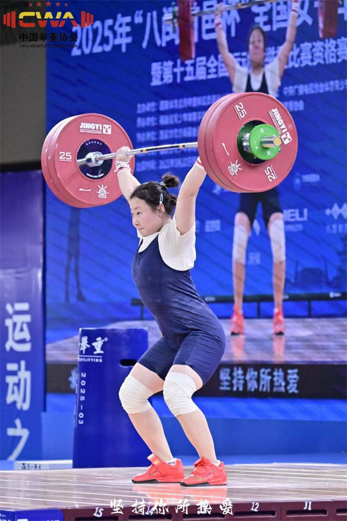 举重女子半决赛选手挑战极限 举重女子半决赛选手挑战极限