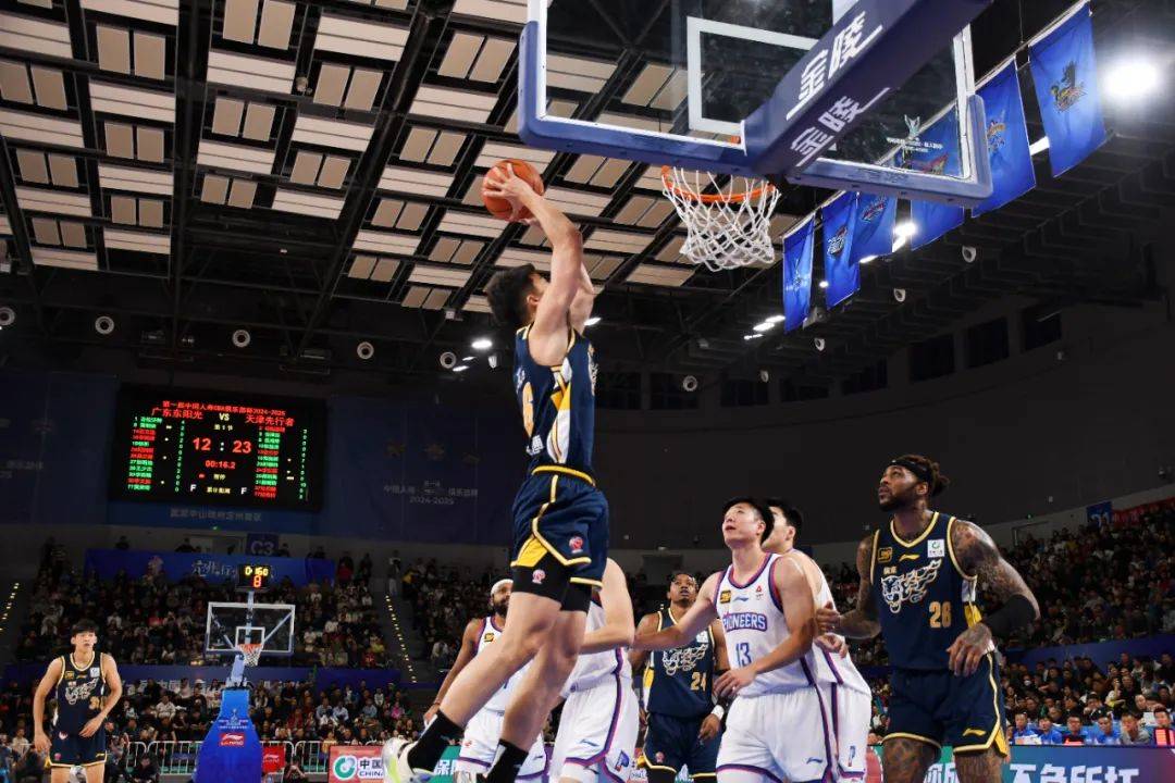 关于精彩瞬间连连,球场激情高涨的信息 关于精彩瞬间连连,球场激情高涨的信息