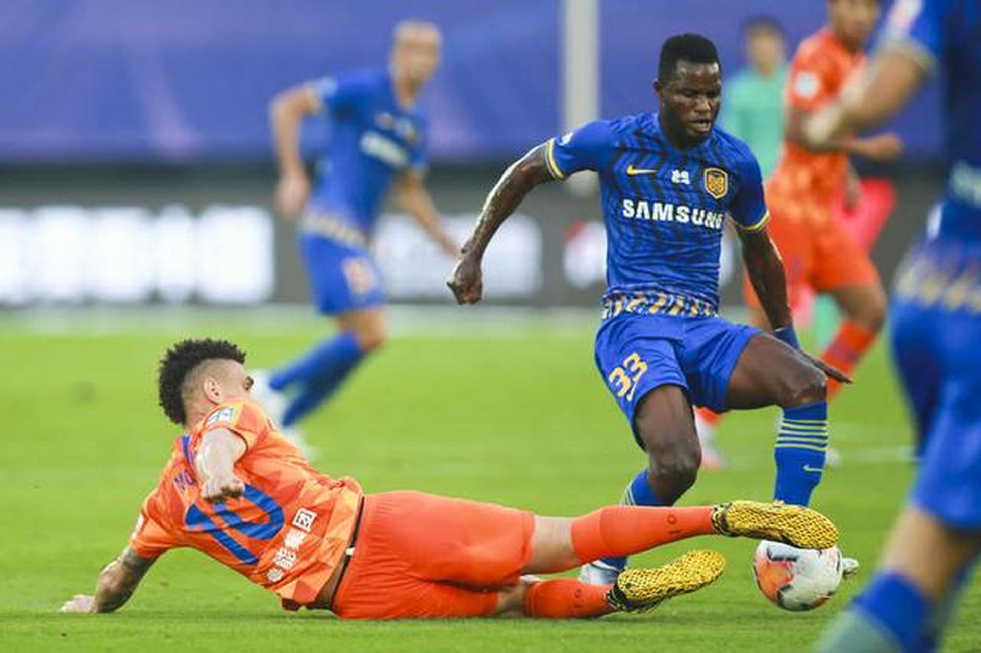 苏宁新援亮相球场,助球队成功逆转对手 苏宁新援亮相球场,助球队成功逆转对手