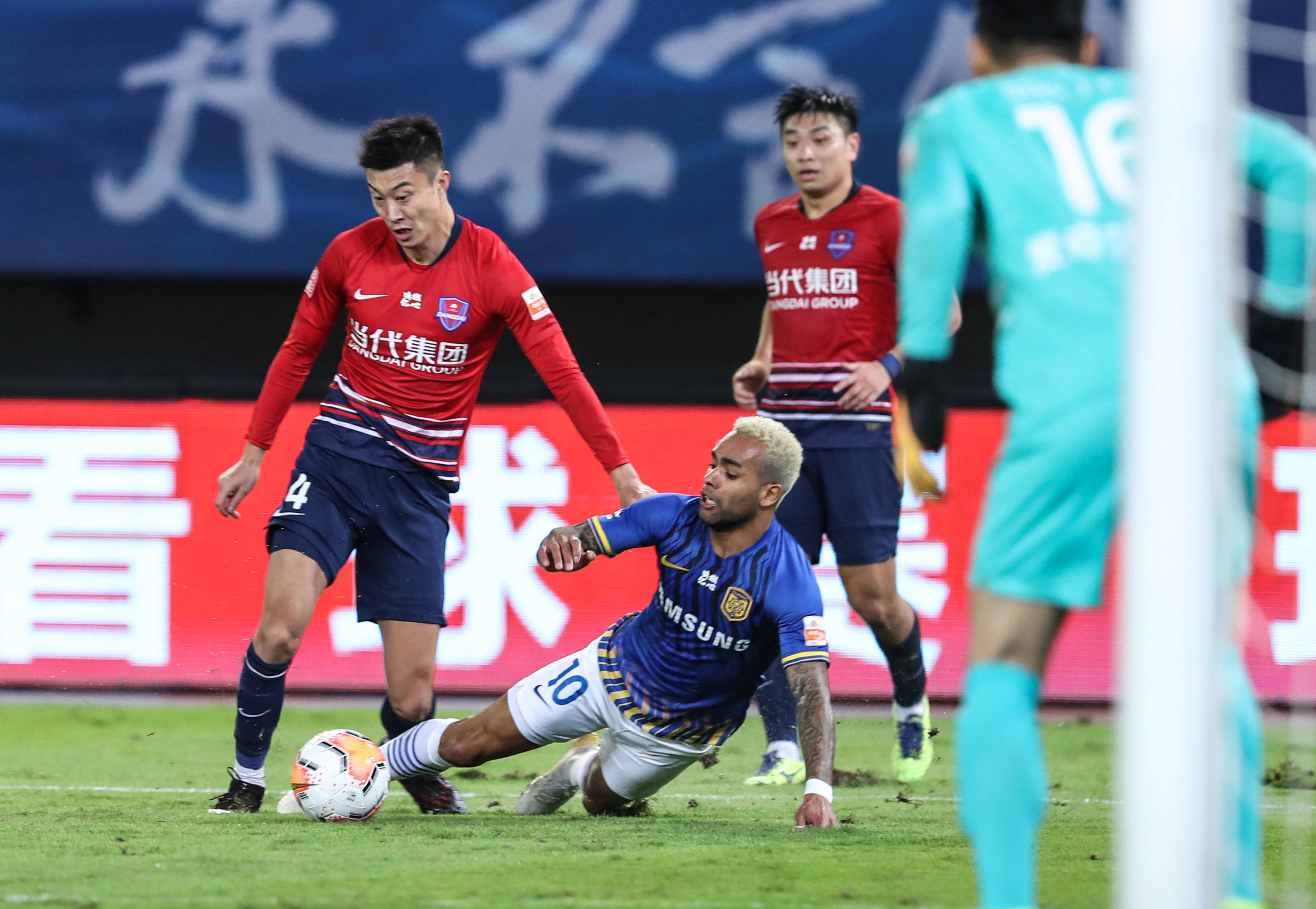 包含苏宁主场战平天津泰达,双方进攻炮火不断的词条 包含苏宁主场战平天津泰达,双方进攻炮火不断的词条