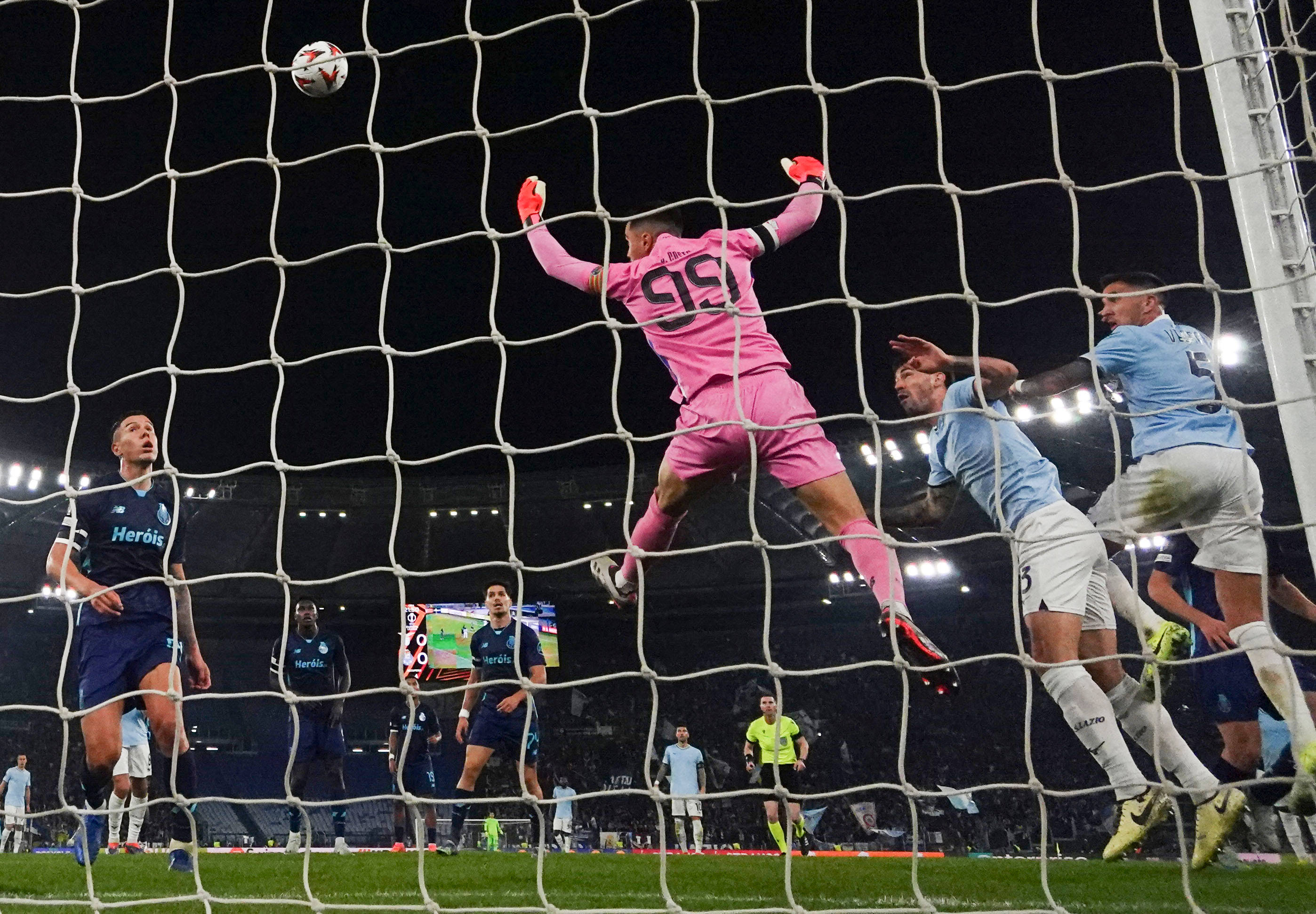 欧洲足球竞技赛事热火朝天,球迷狂热追赶的简单介绍 欧洲足球竞技赛事热火朝天,球迷狂热追赶的简单介绍