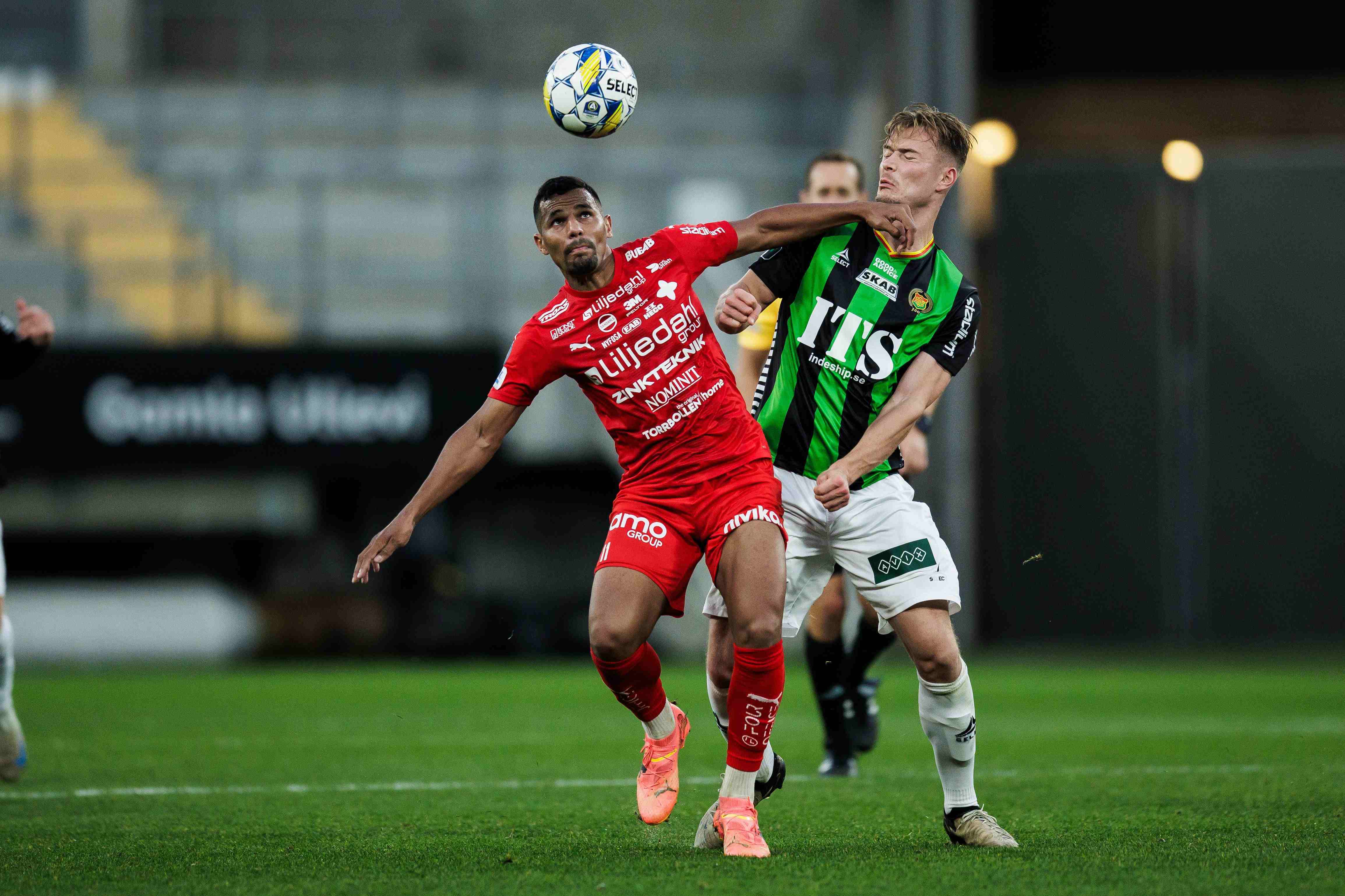 九游体育app-瑞典队努力抵抗西班牙的攻势