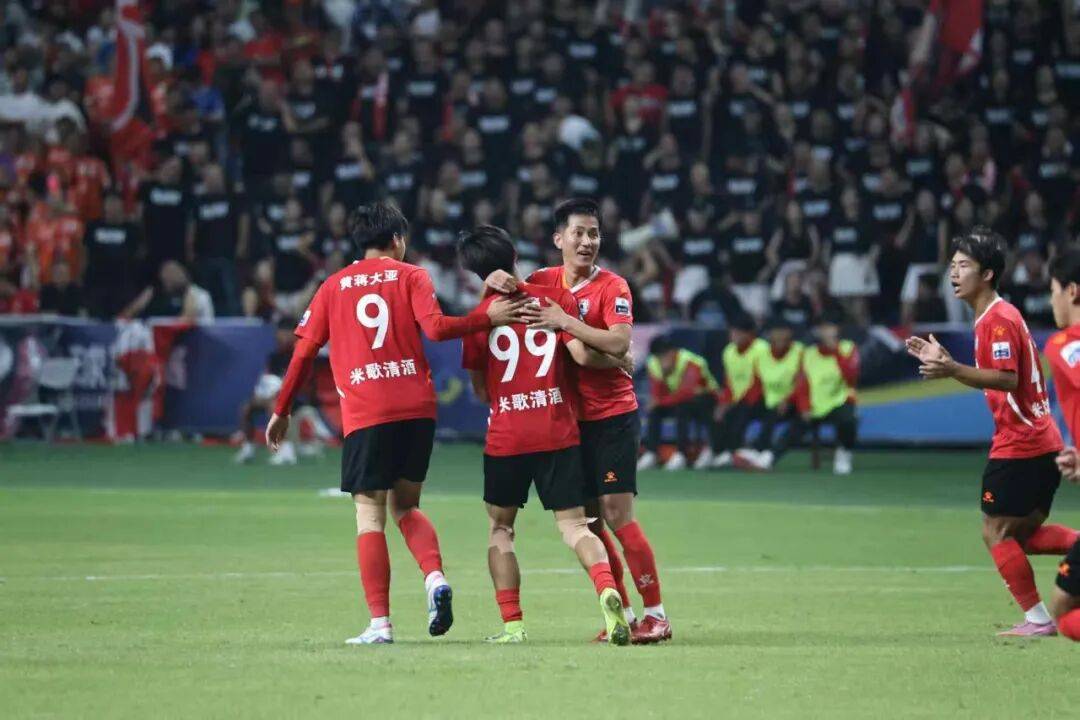 赛场气氛炽热,胜负激励全场 赛场气氛炽热,胜负激励全场