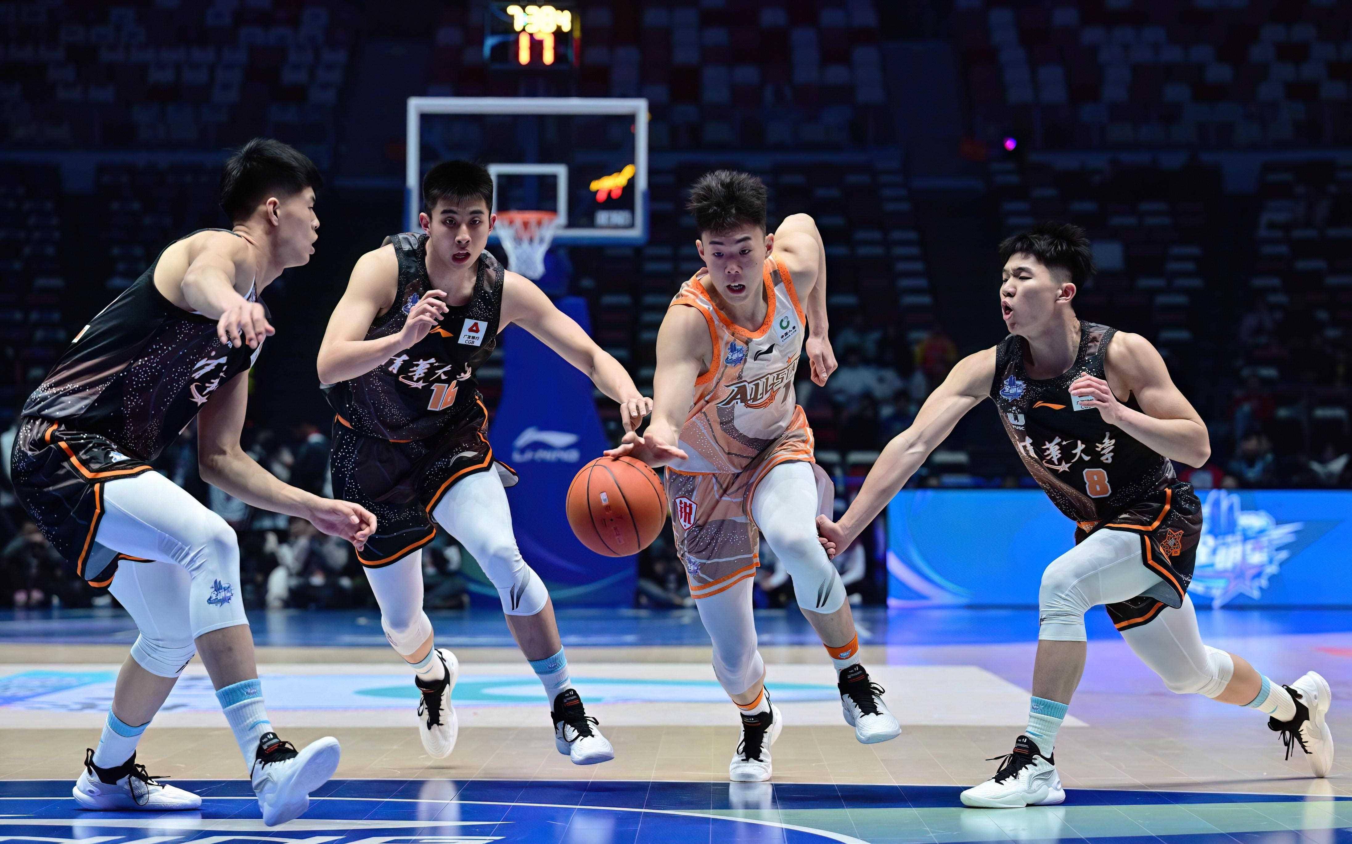 篮球比赛中队员之间紧张对抗 篮球比赛中队员之间紧张对抗