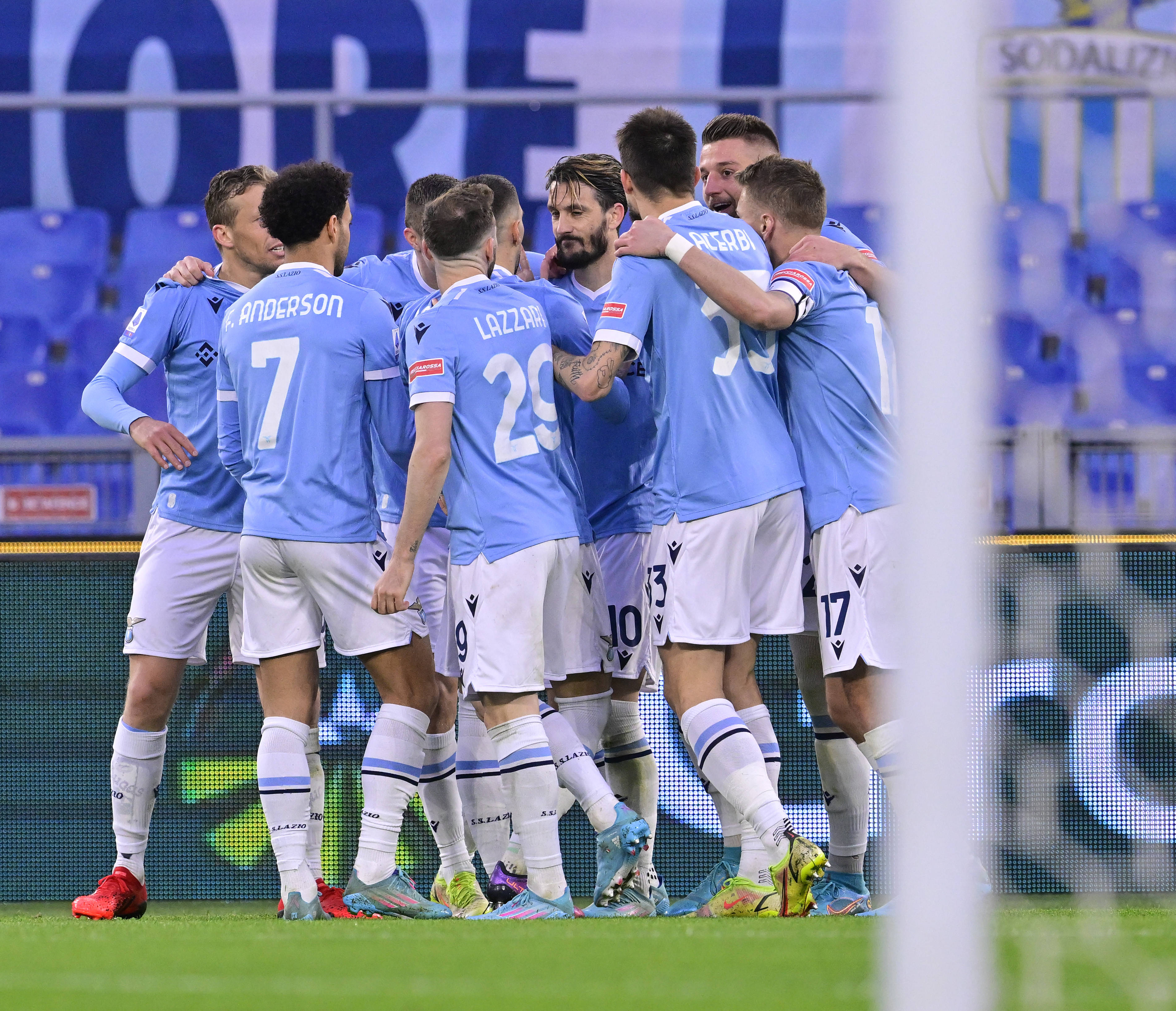 萨索洛主场大捷,反超意甲榜首位置 萨索洛主场大捷,反超意甲榜首位置