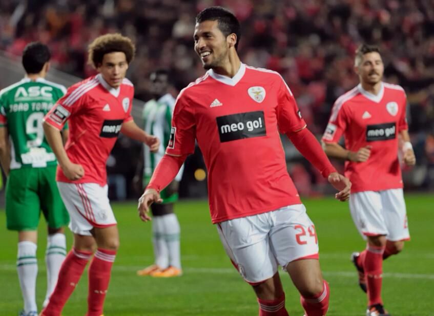 瓦朗谢纳球员团结合作,夺得法甲胜利 瓦朗谢纳球员团结合作,夺得法甲胜利