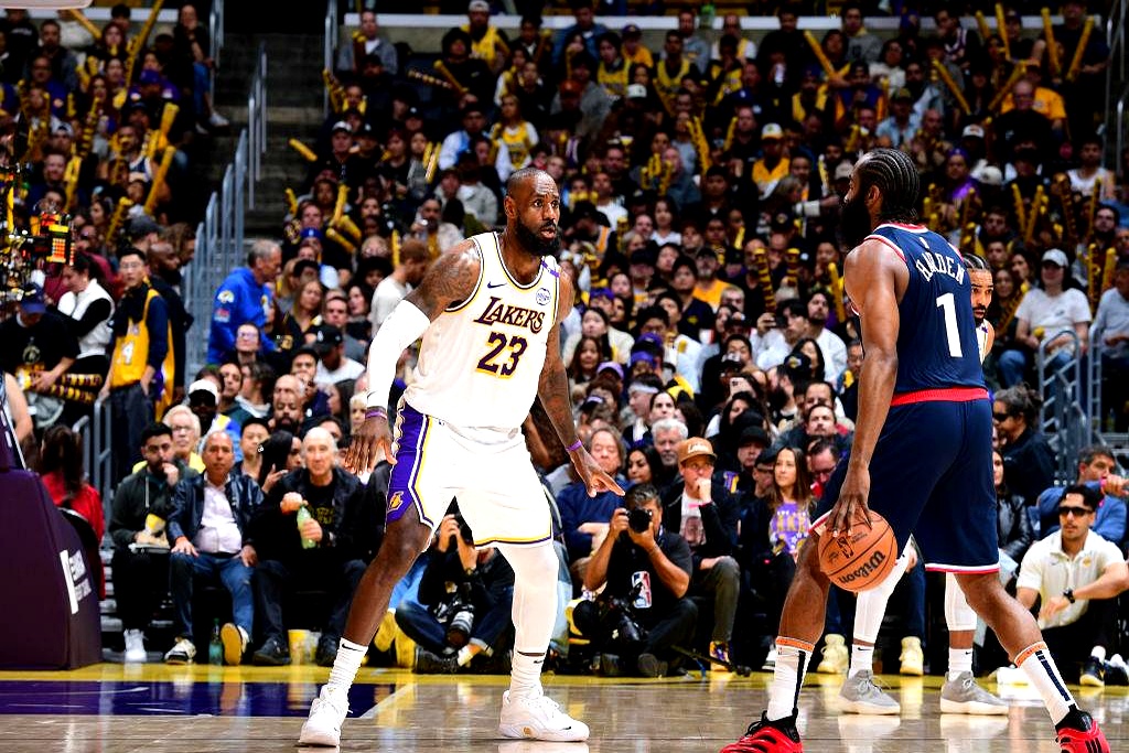 太阳力克湖人,迎来胜利 太阳力克湖人,迎来胜利