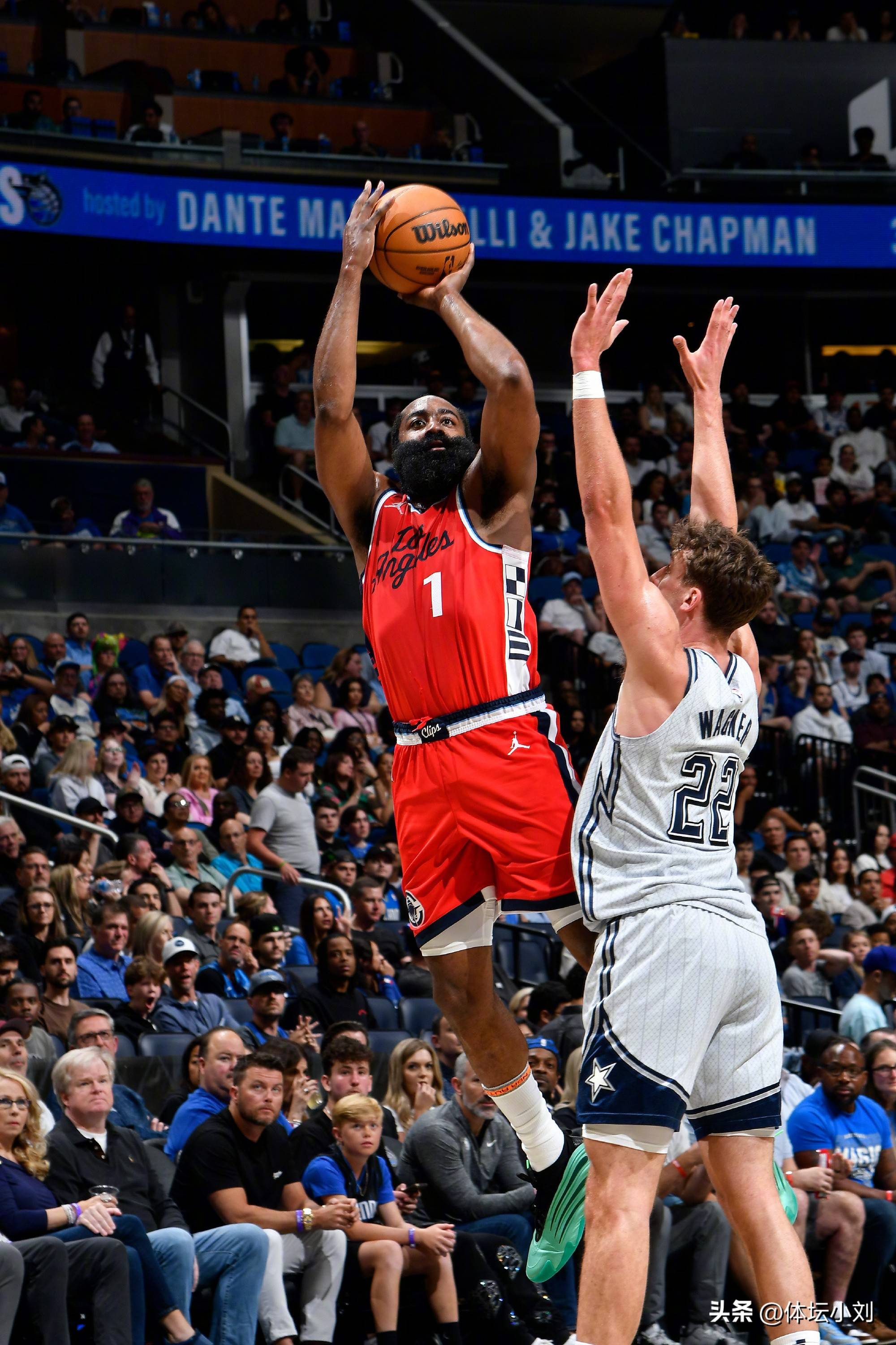 快船惊险击败雷霆,莱昂纳德独揽30分 快船惊险击败雷霆,莱昂纳德独揽30分